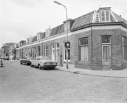 54138 Gezicht in de Bolstraat te Utrecht met de huizen nrs. 56-lager aan de noordoostelijke straatwand, vanaf de ...